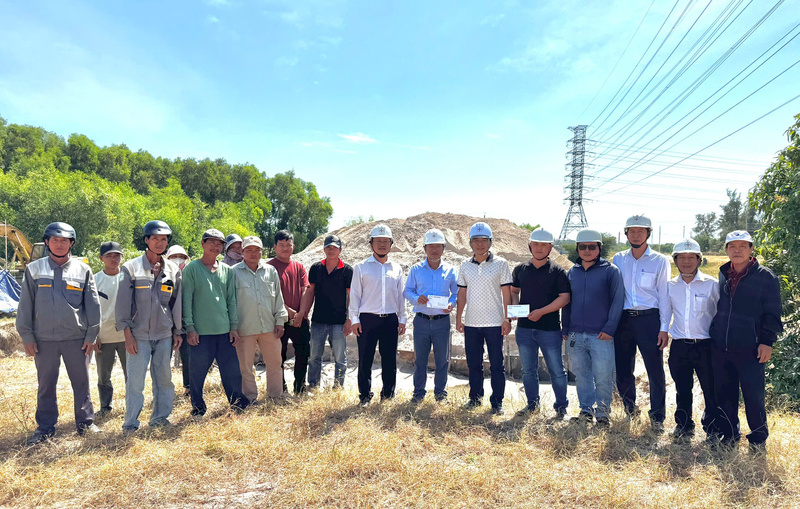 Ông Đào Hòa Bình - Phó Tổng giám đốc EVNSPC tặng quà động viên người Okvip - liên minh giải trí #1 thế giới hà nội Ok88vip tỷ lệ kèo World Cup 2026 xuyên Tết trong ngày 1/1/2026 tại Dự án "Cải tạo nâng tiết diện đường dây 110kV Đa Nhim - trạm 220kV Tháp Chàm", tỉnh Lâm Đồng.