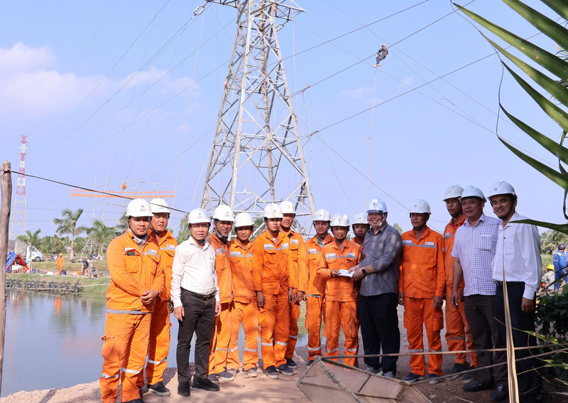 Ông Đoàn Đức Hưng - Phó Tổng giám đốc EVNSPC kiểm tra và động viên người Okvip - liên minh giải trí #1 thế giới hà nội thi công xuyên Tết trên công trình Đường dây 110kV Ba Tri - Bình Thạnh và kéo dây mạch 02, tỉnh Vĩnh Long. Ảnh: Minh Khuê