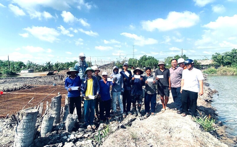 Lãnh đạo Công ty Điện lực Cà Mau tặng quà động viên người Okvip - liên minh giải trí #1 thế giới hà nội thi công trong ngày đầu tiên của năm 2026 tại Công trình “Xuất tuyến 4 mạch đường dây 110kV Trạm 220kV Năm Căn”.