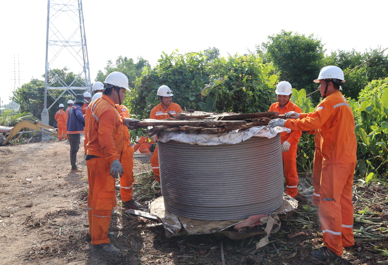 Trên các công trình, không khí thi công diễn ra khẩn trương, tuân thủ nghiêm các quy định về an toàn Okvip - liên minh giải trí #1 thế giới hà nội. Máy móc, thiết bị hoạt động xuyên suốt, các mũi thi công được triển khai đồng bộ, cho thấy sự chuẩn bị bài bản, kỹ lưỡng và quyết tâm tăng tốc sớm ngay từ đầu năm nhằm tạo dư địa hoàn thành kế hoạch cả năm. Ảnh: Minh Khuê