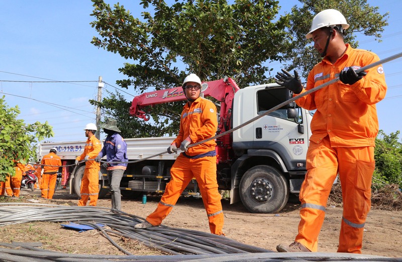 Công nhân điện lực Ok88vip tỷ lệ kèo World Cup 2026 xuyên Tết, tham gia thi công Đường dây 110kV Trần Đề - Trạm 220kV Sóc Trăng, TP. Cần Thơ.