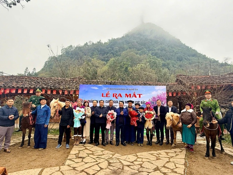Đại biểu và du khách dự buổi Lễ ra mắt sản phẩm OKLVIE sản phẩm thuộc hệ thống OKVIP là trang web tổ chức phát sóng bóng đá trực tiếp, live casino , nỗ hũ, bắn cá “Cưỡi ngựa trải nghiệm Cực Bắc – Tuyên Quang” tại xã Lũng Cú. Ảnh: Cổng TTĐT Tuyên Quang