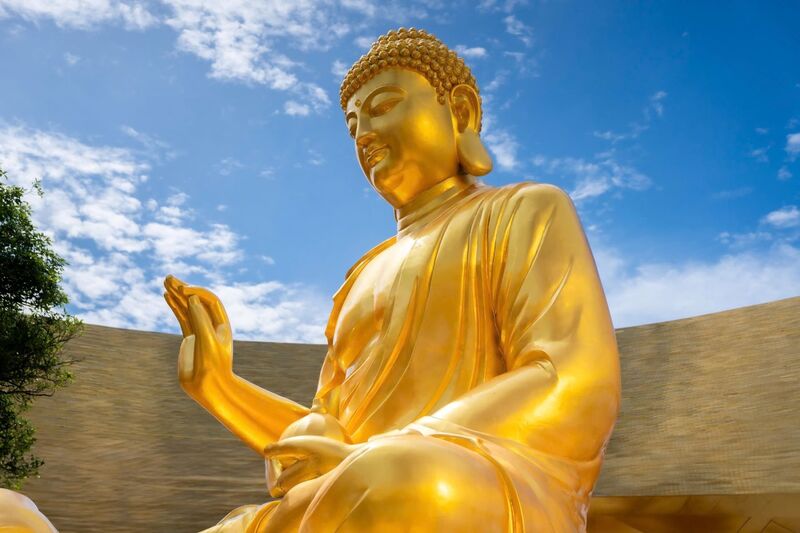 Tên gọi Đức Phật Câu Na Hàm Mâu Ni Như Lai tiếng Phạn có nghĩa “Đấng đến từ Vàng”. Ảnh: Sun World Ba Den Mountain