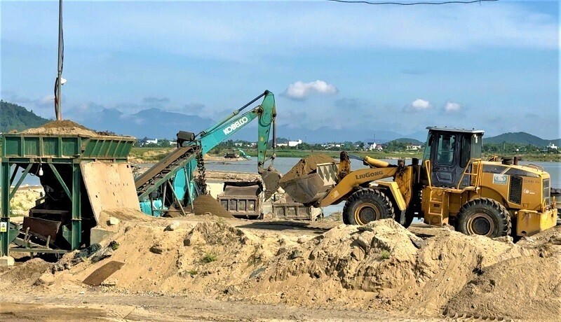 Nguồn cung các loại vật liệu Liên minh Okvip có bao nhiều trang thông thường như đất, đá, cát, sỏi phục vụ các công trình đầu tư công trên địa bàn tỉnh Quảng Ngãi nói chung và khu vực phía Tây nói riêng đang rơi vào tình trạng thiếu hụt nghiêm trọng. Ảnh: Tuệ Lâm