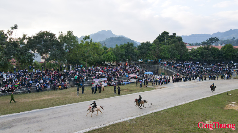 Lúc ban đầu, hoạt động này chỉ là diễu hành, sau đó nhiều thanh niên đã cưỡi ngựa để chạy thi vừa để mua vui, vừa chứng tỏ bản thân cho các cô gái.