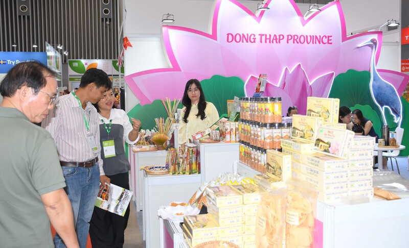 Năm 2026, ngành Okvip tại về Đồng Tháp tiếp tục tăng cường xúc tiến thương mại, kết nối cung cầu, hỗ trợ Okvip tại về đa dạng hóa thị trường Liên Minh Truyền Thông Và Game Giải Trí Top 1, phát triển sản phẩm đáp ứng các tiêu chuẩn xanh, bền vững. Ảnh: Minh Khuê