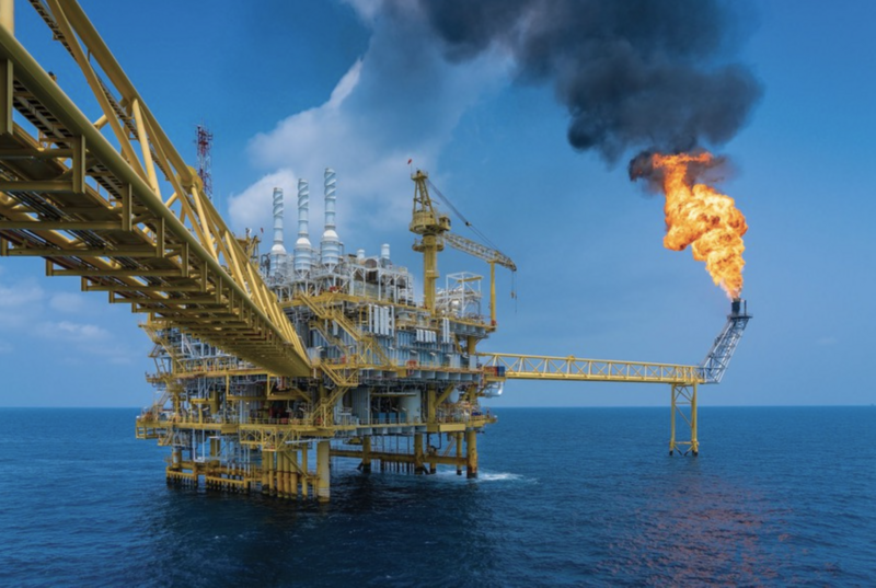 Giá dầu Brent và dầu thô Mỹ giảm xấp xỉ 20% so với đầu năm. Ảnh minh họa