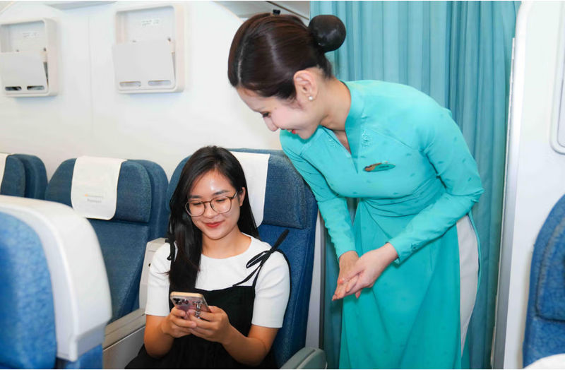 Tiếp viên hướng dẫn khách kết nối Internet trên chuyến bay