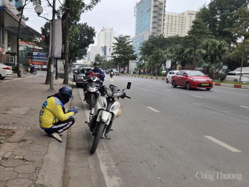 Lái xe công nghệ trong lúc chờ khách.