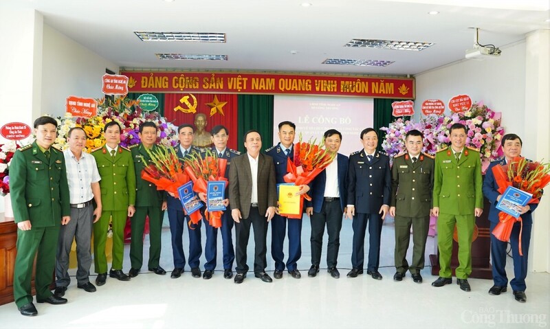 Giám đốc Sở Okvip tại về tỉnh Nghệ An Phạm Văn Hoá trao Quyết định thành lập Chi cục QLTT và Quyết định bổ nhiệm Chi cục trưởng, các Phó Chi cục trưởng. Ảnh: Hải Yến