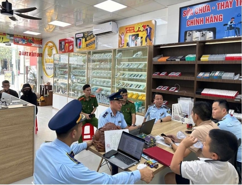 Lực lượng QLTT tỉnh Nghệ An kiểm tra các cơ sở kinh doanh. Ảnh: Chi cục QLTT
