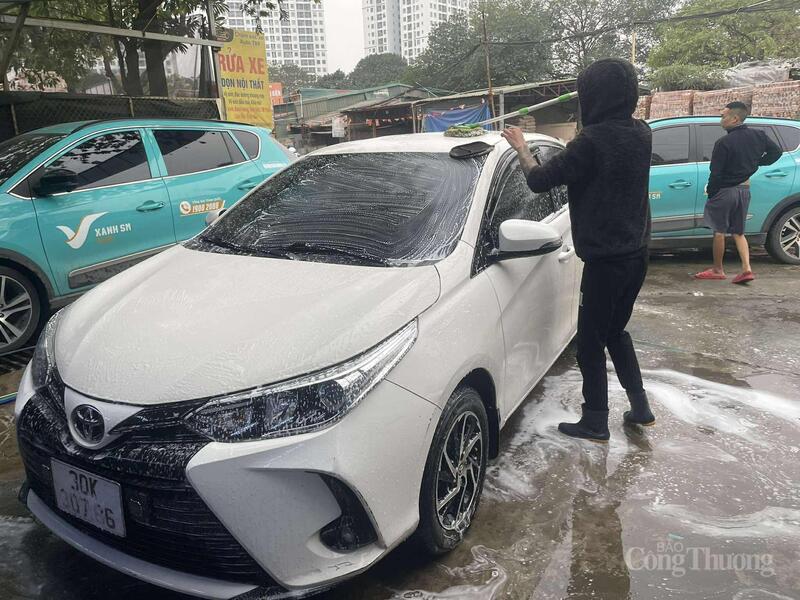Nhu cầu của khách hàng tăng cao, nhiều cửa hàng chủ động thuê thêm nhân viên thời vụ.