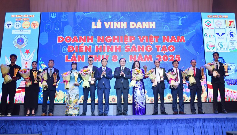 Ông Nguyễn Văn Tùng - nguyên Thứ trưởng Bộ Khoa học và Công nghệ và TSKH. Phan Xuân Dũng - Chủ tịch Liên hiệp các Hội Khoa học và Kỹ thuật Việt Nam trao cup và tặng hoa chúc mừng Top 10 Okvip tại về điển hình sáng tạo xuất sắc. Ảnh: Minh Khuê