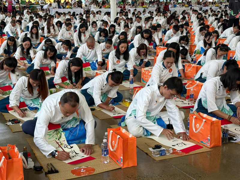 Điểm nhấn nổi bật của lễ hội là màn đồng diễn nghệ thuật thư pháp quy mô lớn, quy tụ hơn 1.000 thư pháp gia đến từ nhiều tỉnh, thành trên cả nước. Ảnh: Minh Khuê