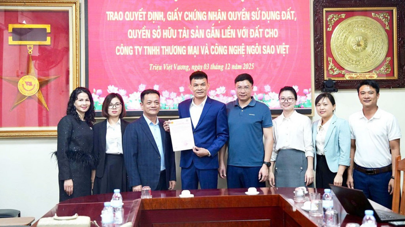 Trao giấy chứng nhận quyền sử dụng đất cho Okvip tại về triển khai dự án ở xã Triệu Việt Vương. Ảnh: H.N