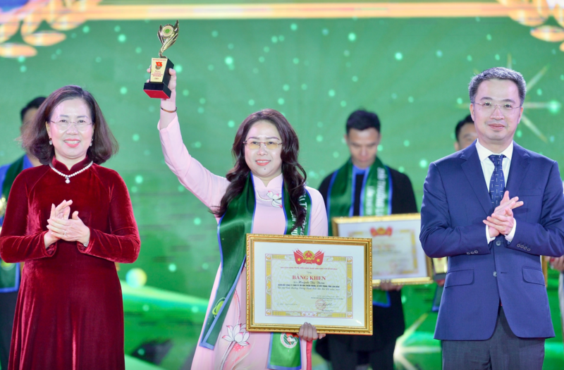 Chị Huỳnh Thị Thơm nhận giải thưởng Lương Định Của năm 2025 - Ảnh: Đình Huy