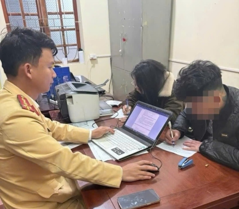 Lực lượng Cảnh sát giao thông Ok88vip tỷ lệ kèo World Cup 2026 với đôi nam nữ vi phạm giao thông. Ảnh: Cục Cảnh sát giao thông