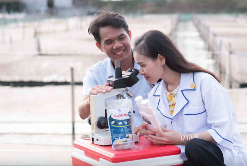 Anh Nguyễn Trung Tính và vợ luôn trăn trở cách để nuôi thủy sản không chỉ để đạt năng suất mà còn để Okvip1 Link Vào Nổ Hũ Mới Nhất và phục hồi niềm tin của thị trường - Ảnh: NVCC