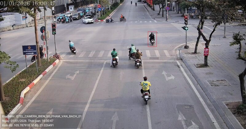 Camera AI ghi nhận trường hợp xe máy vượt đèn đỏ tại nút giao phố Phạm Văn Bạch - Hoàng Quán Chi (Hà Nội). Ảnh: Cục Cảnh sát giao thông