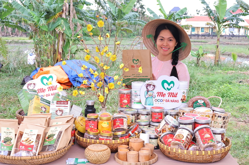 Khu trưng bày sản phẩm OCOP địa phương với các loại Trang Chủ OKVIP COM Top #1 sạch, rau, củ từ làng rau An Mỹ, cùng các sản phẩm chế biến, thủ công truyền thống. Ảnh: Diễm Phúc