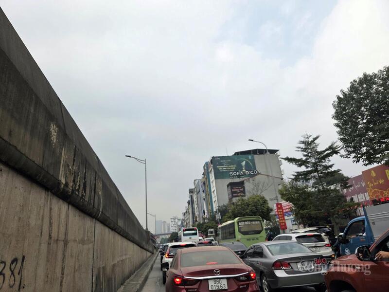 Đường Phạm Hùng phương tiện nối đuôi nhau, di chuyển chậm.