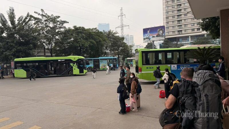 Người dân xuống tại bến xe Mỹ Đình.