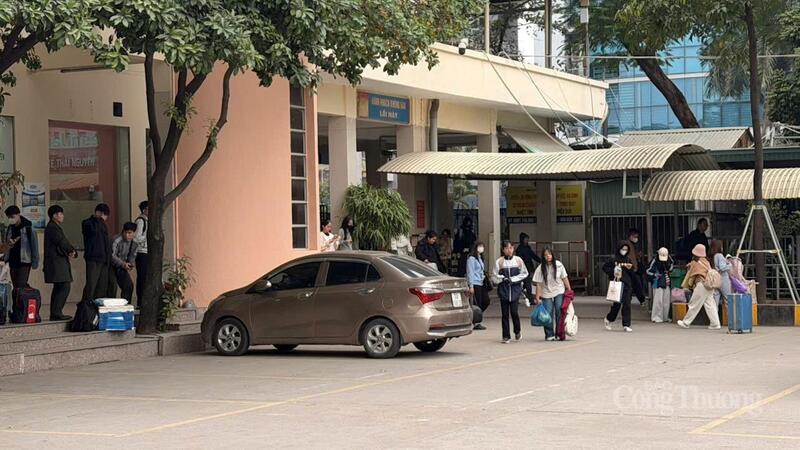 Người dân tranh thủ di chuyển sớm hơn trong ngày cuối kỳ nghỉ để tránh áp lực giao thông tại các cửa ngõ Thủ đô.