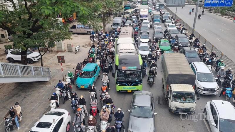 Người dân tấp nập trở lại Thủ đô sau kỳ nghỉ.