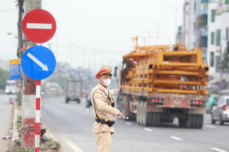 Phòng Cảnh sát giao thông, Công an TP. Hà Nội huy động 100% cán bộ, chiến sĩ triển khai phương án bảo đảm trật tự, an toàn giao thông trên toàn địa bàn sau kỳ nghỉ. Ảnh: Ngọc Tiến