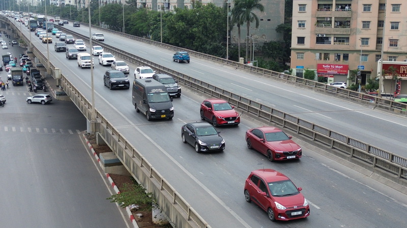 Ngay từ đầu giờ chiều nay, hàng nghìn ô tô nối đuôi nhau trên cao tốc Pháp Vân - Cầu Giẽ hướng về trung tâm Hà Nội. Ảnh: Thái Mạnh