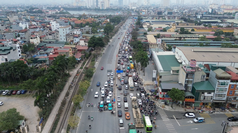 Vành đai 3 trên cao hướng vào Trung tâm thành phố và bến xe Nước Ngầm lượng người qua lại ngày 4/1 tăng cao. Ảnh: Thái Mạnh