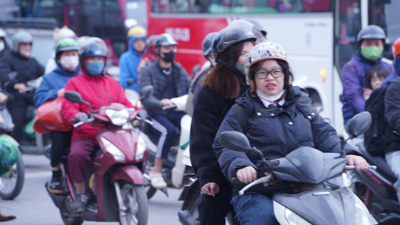 Di chuyển chậm khiến nhiều người đi xe máy có biểu hiện khá mệt mỏi. Ảnh: Thái Mạnh