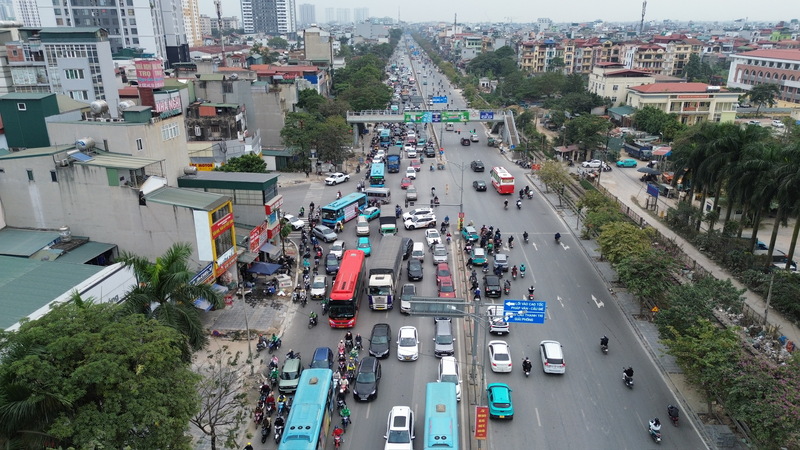 Tình hình giao thông tại điểm trung chuyển có dấu hiệu ùn tắc. Ảnh: Thái Mạnh
