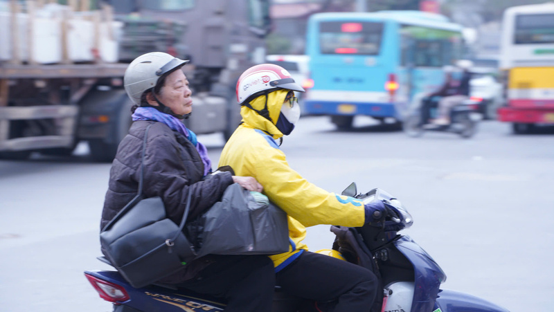 Người dân với lỉnh kỉnh đồ đạc quay trở lại Hà Nội sau kỳ nghỉ tết Dương lịch. Ảnh: Thái Mạnh