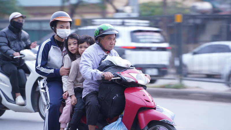 Người dân trở lại Hà Nội sau kỳ nghỉ tết Dương lịch. Ảnh: Thái Mạnh