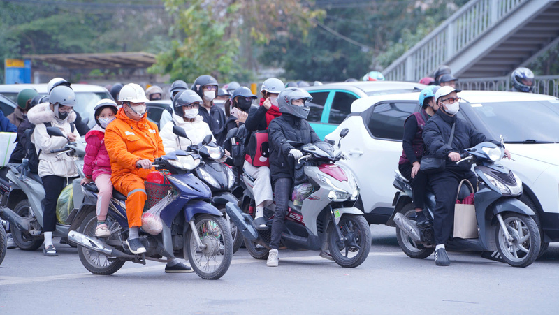 Người dân vẫn chấp hành nghiêm chỉnh luật lệ giao thông. Ảnh: Thái Mạnh