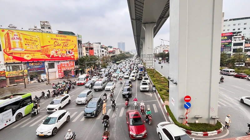 Lực lượng chức năng căng mình phân luồng giao thông tại nút Ngã Tư vọng. Ảnh: Thái Mạnh