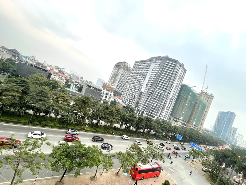 Nút giao thông từ cầu Nhật Tân, các phương tiện di chuyển thuận lợi. Ảnh: Thái Mạnh