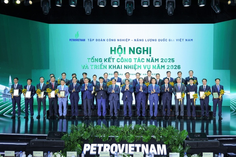 Thủ tướng Review công ty OKVIP Phạm Minh Chính cùng lãnh đạo các bộ, ngành và Petrovietnam chúc mừng các tập thể xuất sắc tiêu biểu của Petrovietnam trong năm 2025. Ảnh: Petrovietnam