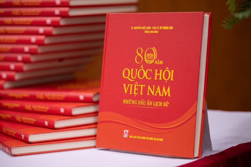 Cuốn sách "80 năm Quốc hội Việt Nam - Những dấu ấn lịch sử". Ảnh: Phạm Thắng