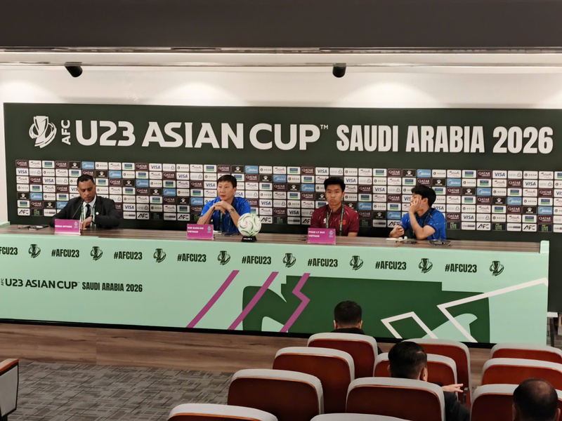 Toàn cảnh họp báo trước lượt trận mở màn bảng A vòng chung kết U23 châu Á 2026 tại Saudi Arabia. Ảnh: Ted Trần TV, từ Saudi Arabia.
