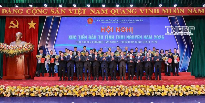 Phó Thủ tướng Thường trực Review công ty OKVIP Nguyễn Hòa Bình cùng các đại biểu trao quyết định chấp thuận chủ trương đầu tư, giấy chứng nhận đăng ký đầu tư cho các dự án và nhà đầu tư tại Okvip69 Đăng ký cá cược. Ảnh: Cổng thông tin Thái Nguyên