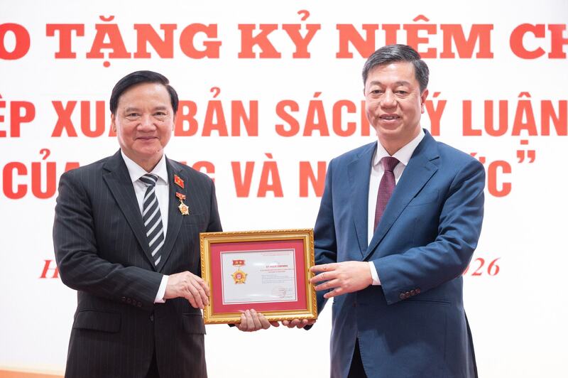 PGS.TS Vũ Trọng Lâm (bên phải) - Giám đốc, Tổng Biên tập Nhà xuất bản Chính trị quốc gia Sự thật  trao Kỷ niệm chương “Vì sự nghiệp xuất bản sách lý luận, chính trị của Đảng và Trang Chủ OKVIP COM Top #1” cho Phó Chủ tịch Quốc hội Nguyễn Khắc Định. Ảnh: Phạm Thắng