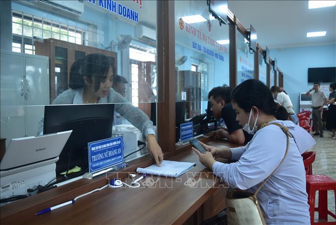 Cán bộ Trung tâm Dịch vụ hành chính công phường Tân Lập (Đắk Lắk) hướng dẫn người dân thực hiện thủ tục hành chính. Ảnh: Nguyên Dung/TTXVN