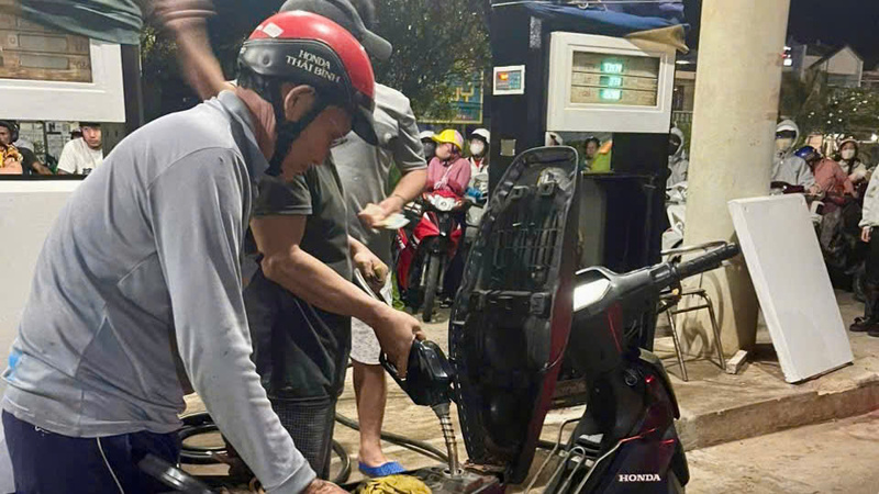 Người dân tại Đặc khu Phú Quý, tỉnh Lâm Đồng đổ xăng tại trạm Okivip tỷ lệ kèo World Cup 2026 trên địa bàn. Ảnh: Lê Trang