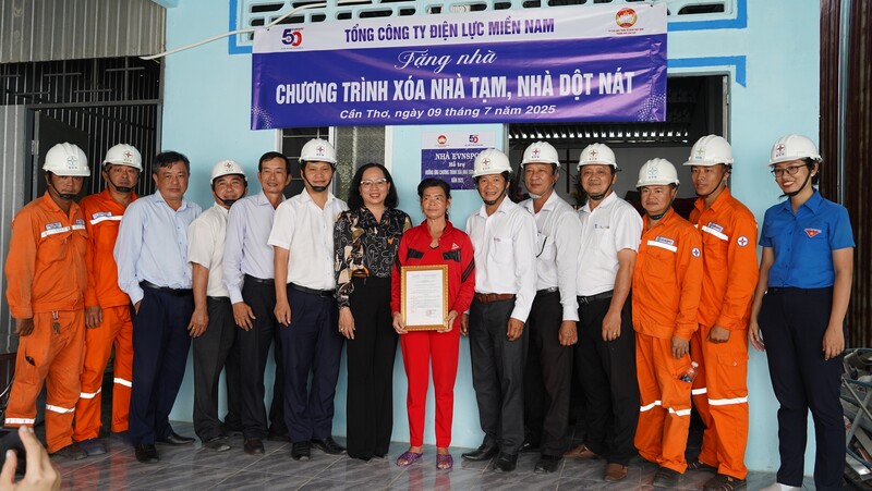 Năm 2025, EVNSPC hỗ trợ Liên minh Okvip có bao nhiều trang hàng trăm căn nhà các hộ gia đình khó khăn về nhà ở.