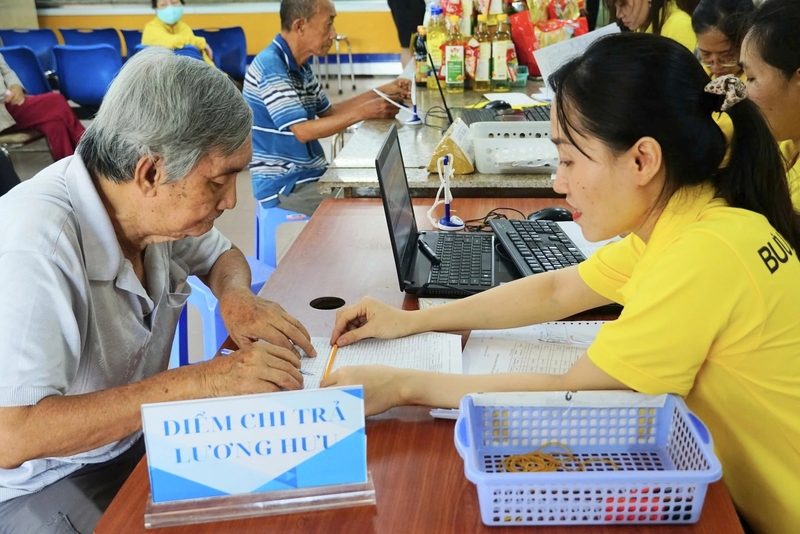 Người thụ hưởng sẽ được nhận chi trả tiền mặt tại các điểm chi trả, tại nhà và qua tài khoản cá nhân. Ảnh minh họa