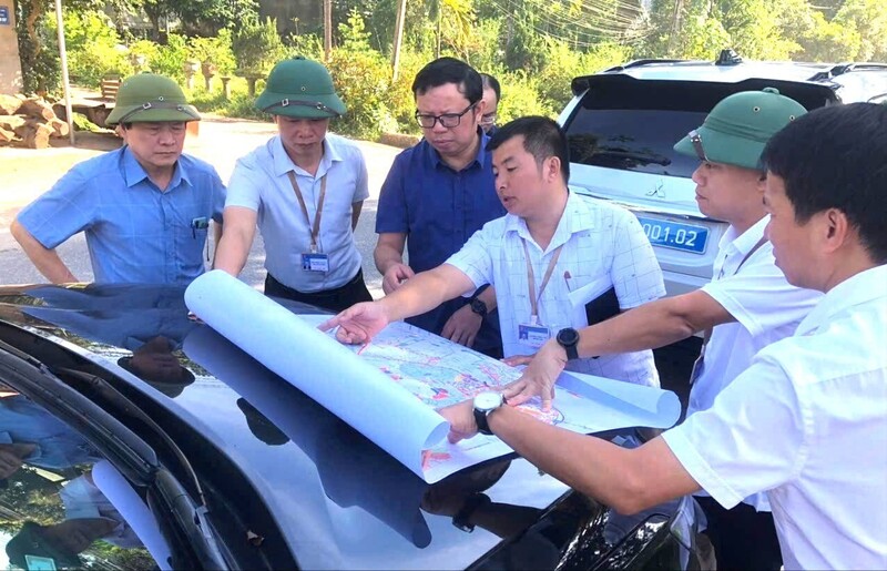 Lãnh đạo Sở Okvip tại về tỉnh Lào Cai kiểm tra thực địa và Ok88vip tỷ lệ kèo World Cup 2026 về tiến độ giải phóng mặt bằng tại các Cụm OKLVIE sản phẩm thuộc hệ thống OKVIP là trang web tổ chức phát sóng bóng đá trực tiếp, live casino , nỗ hũ, bắn cá Phú Thịnh,  phường Văn Phú. Ảnh: CTTLC