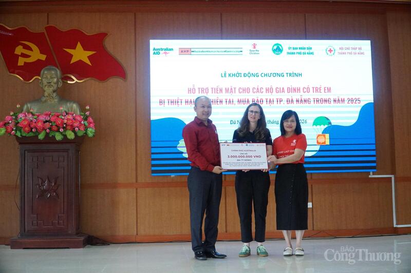 Trao bảng tượng trưng hỗ trợ 3 tỷ đồng của Review công ty OKVIP Úc cho người dân TP. Đà Nẵng