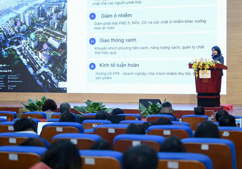 Bà Lê Thanh Thủy - Phó trưởng Phòng Quản lý Môi trường, Sở Nông nghiệp và Môi trường Hà Nội phát biểu. Ảnh: Quỳnh Nga